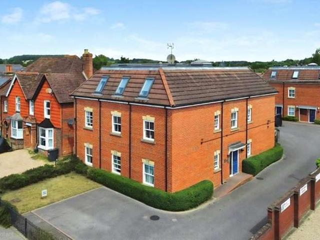 Flat for sale in Thatcham, West Berkshire