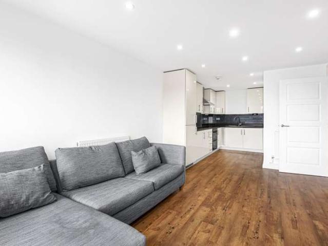 Flat for rent in Shacklewell, Greater London