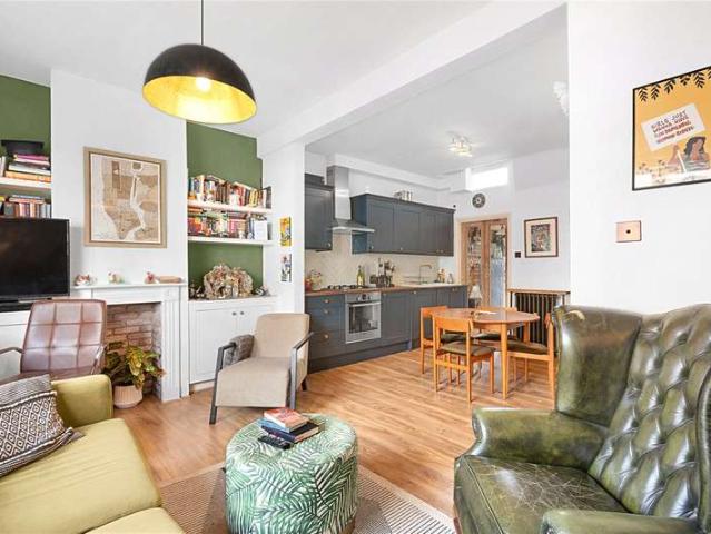 Flat for sale in London Borough of Southwark, Greater London