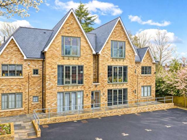 Flat for sale in Fole, Surrey