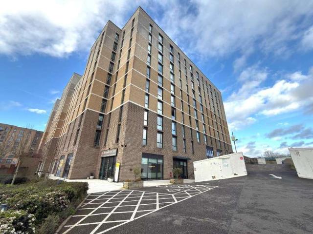 Flat for sale in Spring Park, Luton