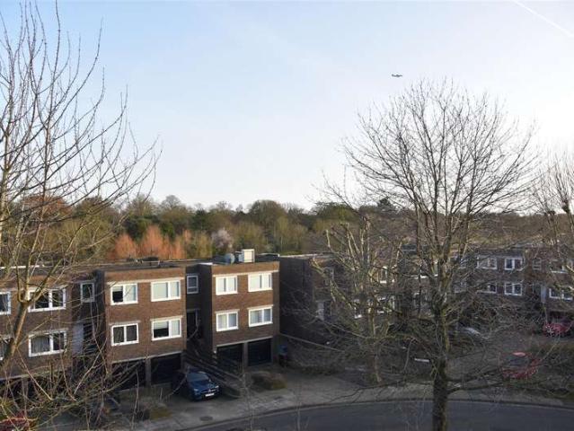 Flat for sale in London Borough of Hounslow, Greater London
