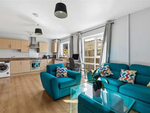 Flat for sale in Summerstown, Greater London