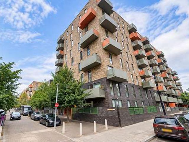 Flat for sale in Ocean Estate, Greater London