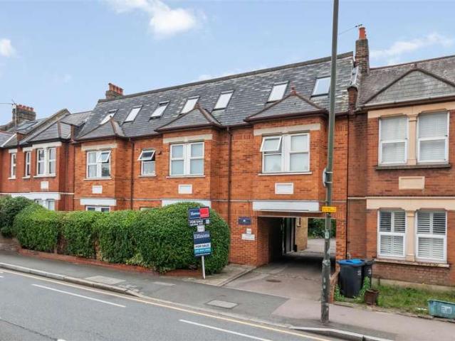 Flat for sale in London Borough of Merton, Raynes Park