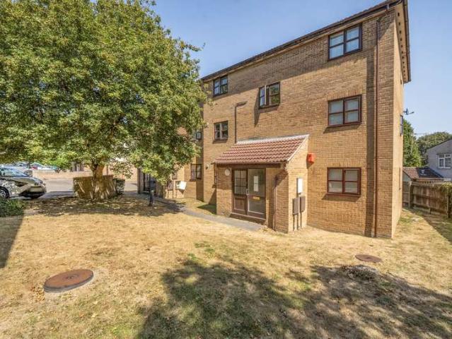 Flat for sale in Kingswood