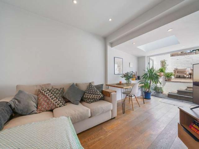 Flat for sale in Finsbury Park, Greater London