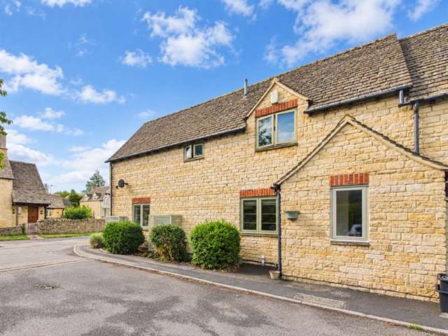 Flat for sale in Ascott-under-Wychwood, West Oxfordshire