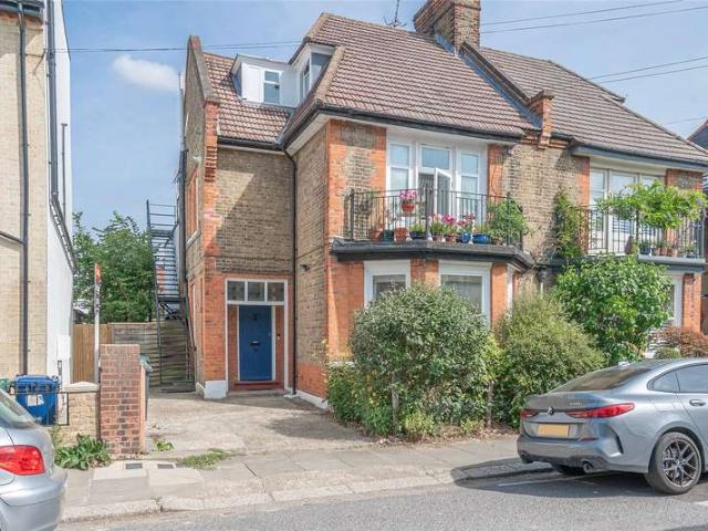 Flat for sale in Colney Hatch, Greater London