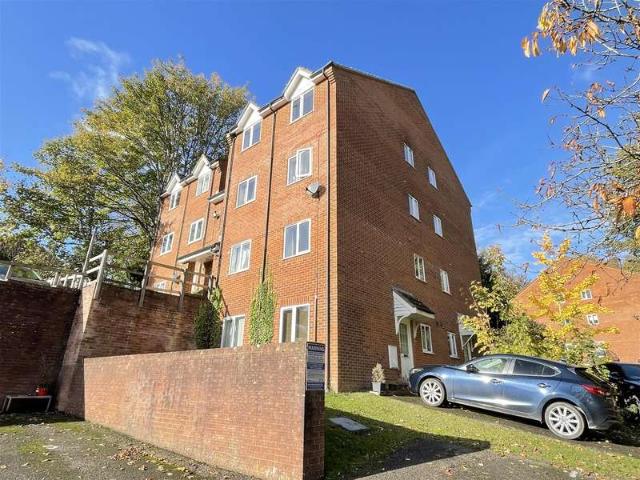 Flat for sale in Salisbury, Wiltshire