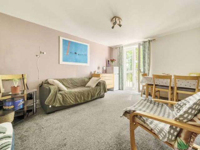 Flat for sale in Kingswood, Cadbury Heath