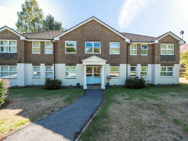 Flat for sale in Old Dean, Heol-las