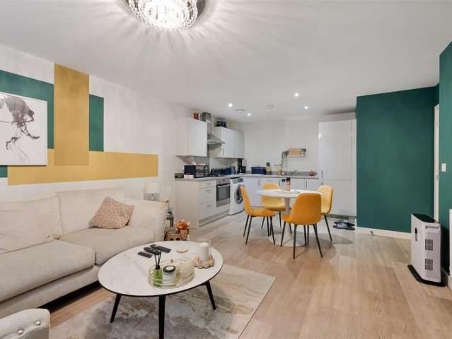 Flat for sale in Merstham, Merstham