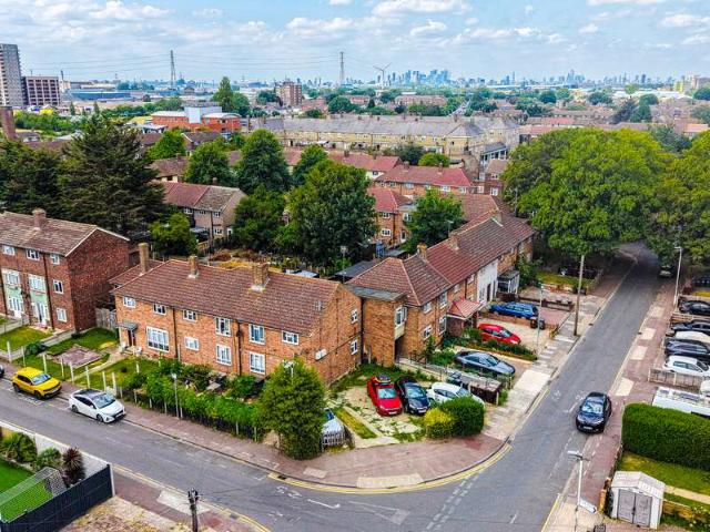 Flat for sale in Thames View, Greater London