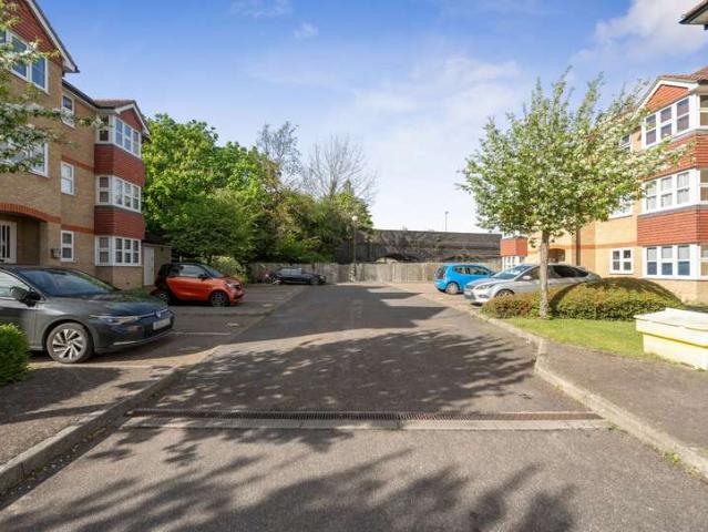 Flat for sale in Red Hill, Surrey