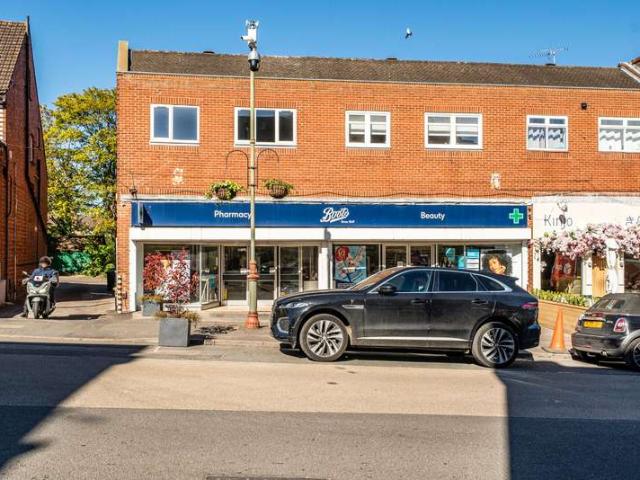 Flat for sale in Oxted, Hillview