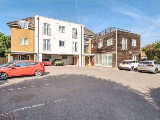 Flat for sale in Surbiton, Greater London