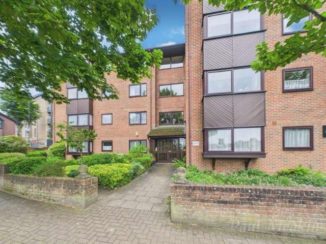 Flat for sale in Purley, Purley