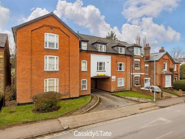 Flat for sale in St Albans, Five Acres