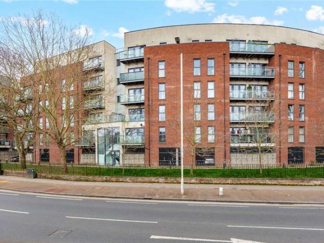 Flat for sale in Dagenham, Becontree