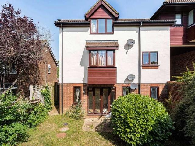 Flat for sale in Wrecclesham, Fole