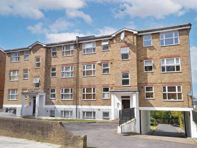 Flat for sale in London Borough of Lewisham, Forest Hill