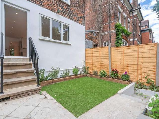 Flat for sale in Shepherd's Hill, Greater London