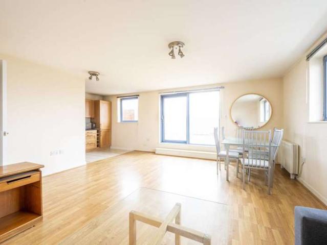 Flat for sale in Isle Of Dogs, Millwall