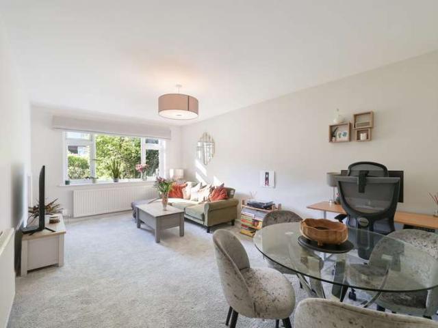 Flat for sale in Surbiton, Greater London
