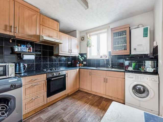 Flat for sale in London Borough of Ealing, Hanwell