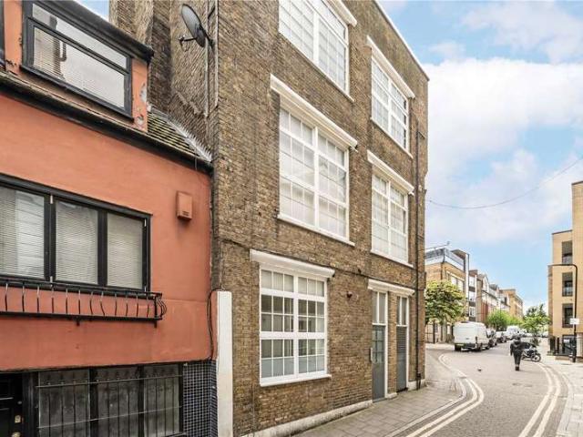 Flat for sale in London Borough of Hackney, Greater London