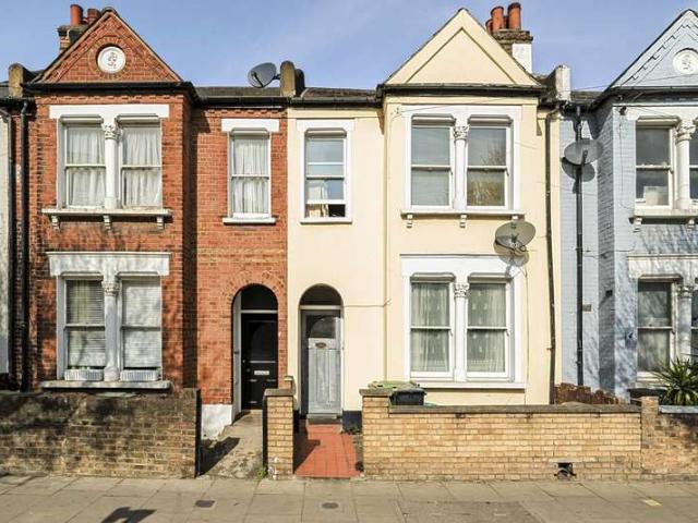 Flat for sale in Sands End, Fulham