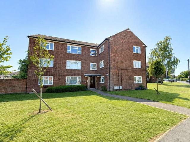 Flat for sale in Kings Hill, Colliers End