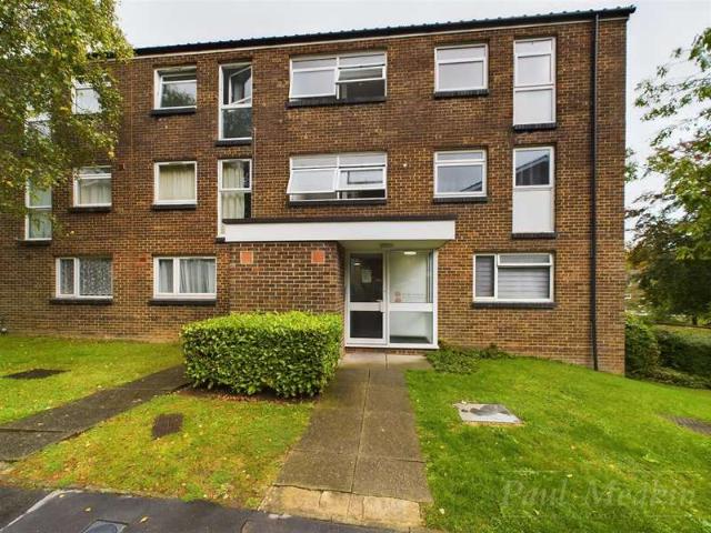 Flat for sale in Croydon, Forestdale