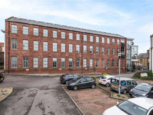 Flat for sale in West Yorkshire