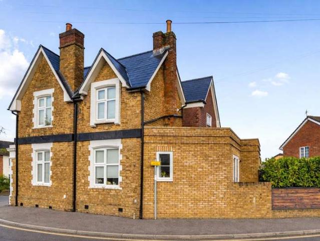 Flat for sale in Fole, Surrey