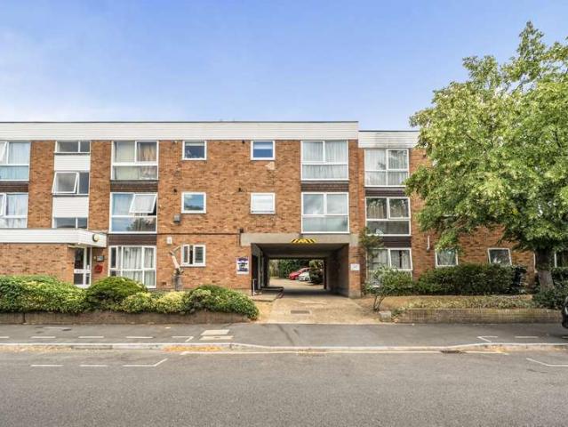 Flat for sale in Gidea Park, Greater London