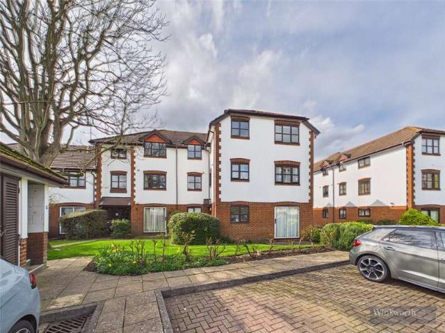 Flat for sale in Tolworth, Greater London