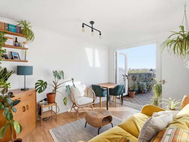 Flat for sale in West Dulwich, Greater London
