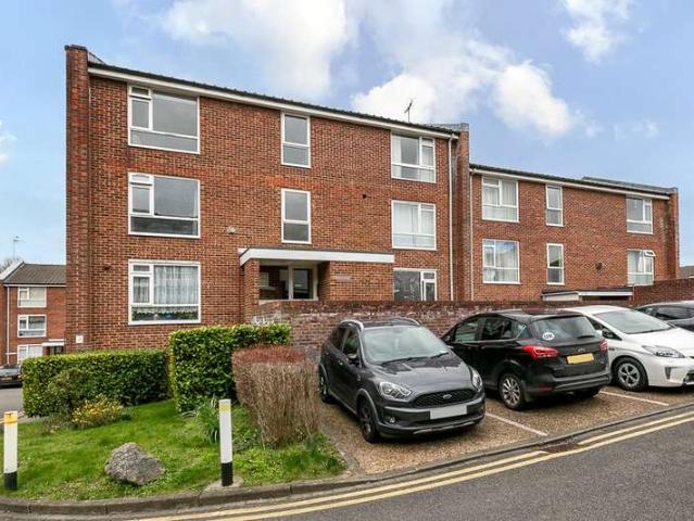 Flat for sale in London Borough of Croydon, Forestdale
