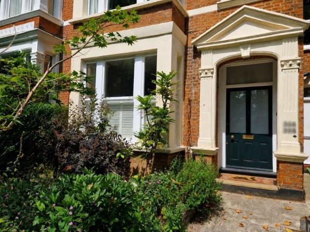 Flat for sale in Stroud Green, Greater London