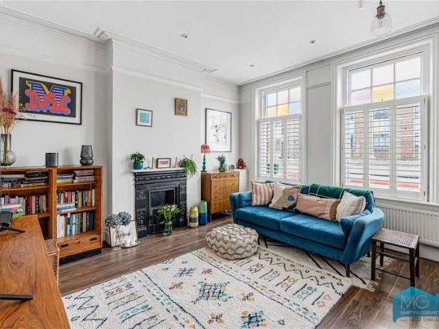Flat for sale in Crouch End, Greater London