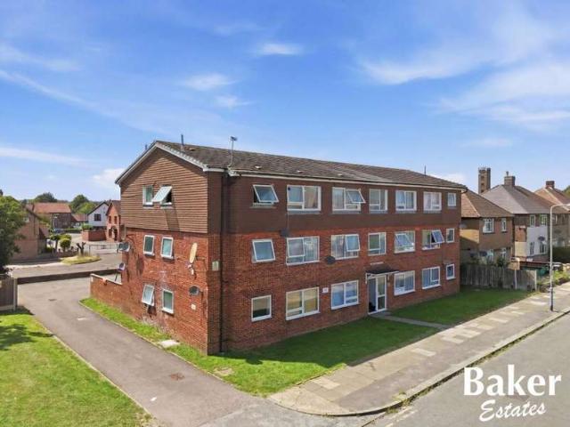 Flat for sale in Hainault, Greater London
