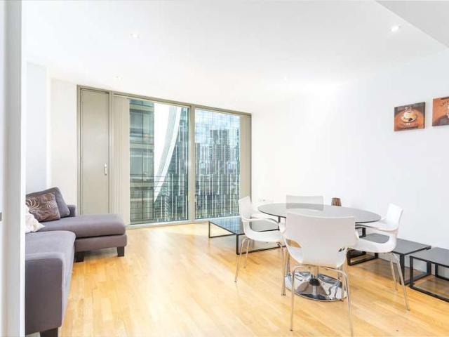 Flat for sale in Canary Wharf, Greater London