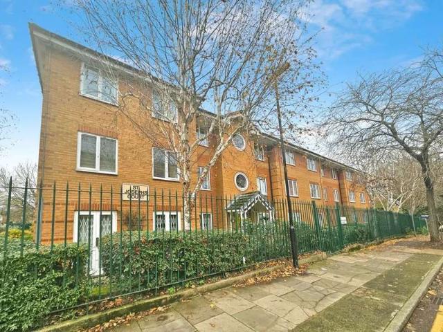 Flat for sale in Blackheath Royal Standard, Greater London