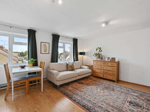 Flat for sale in Barnet Vale, Greater London