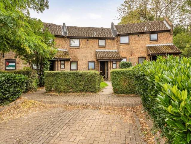 Flat for sale in Knaphill, Woking