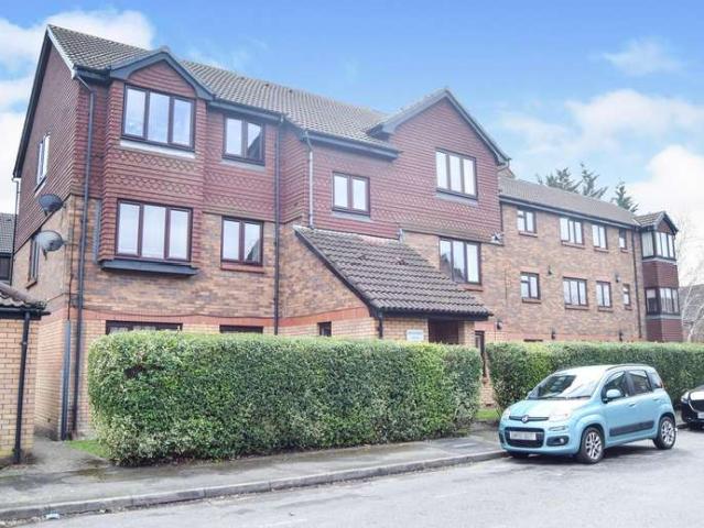 Flat for rent in London Borough of Merton, Collier's Wood