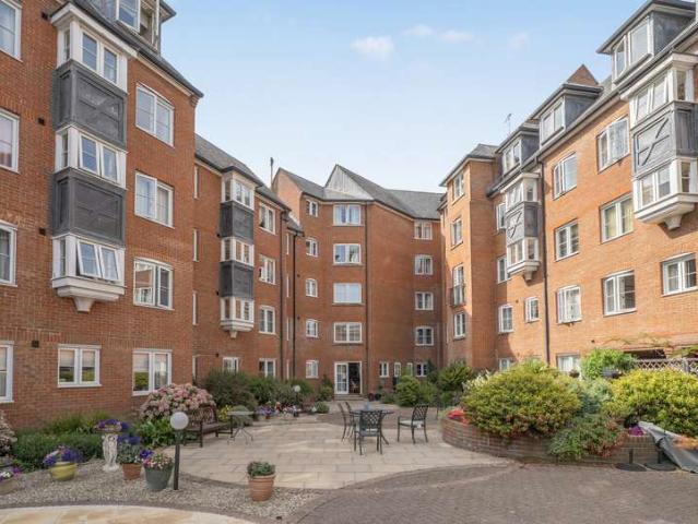Flat for sale in Oxleaze, Gloucester