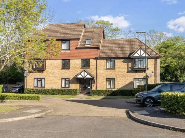 Flat for sale in Westborough, Surrey